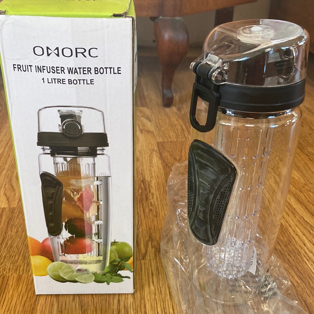 Omorc NWT 32 oz. Fruit infuser water bottle